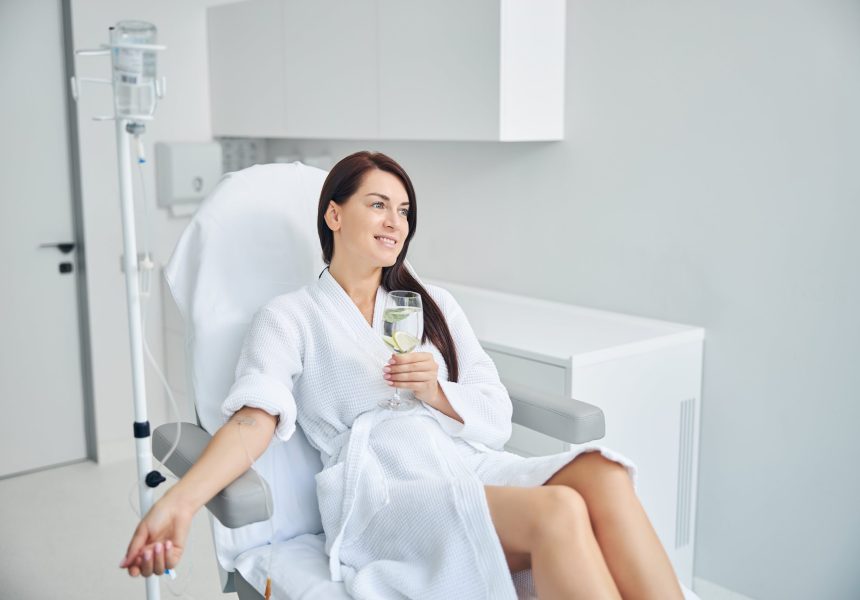 belle-dame-aux-longs-cheveux-noirs-laches-regardant-au-loin-pendant-procedure-medicale-min