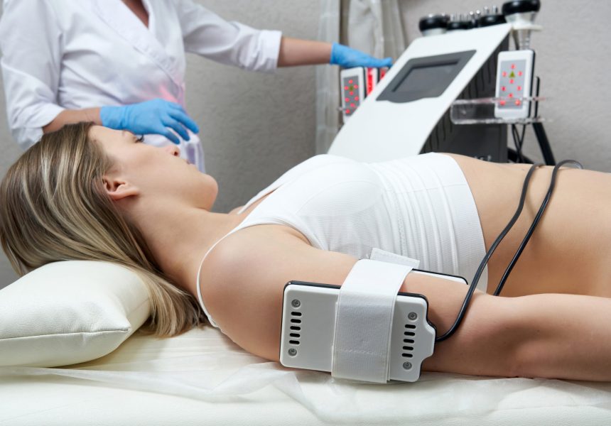 belle-femme-obtenant-electrostimulation-therapie-laser-lipo-equipement-graisse-cosmetique-reduire