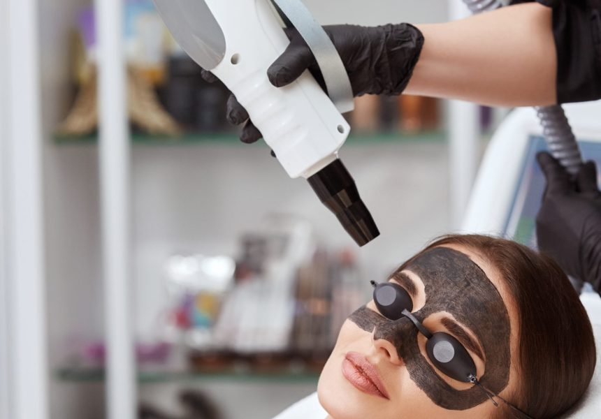 femme-masque-carbone-visage-recevant-procedures-laser-dans-verres-noirs-par-cosmetologue-dans-salon-spa-coup-vertical-og-woman-in-spa-traitement-du-visage