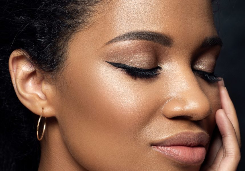 portrait-jeune-belle-femme-noire-touchant-son-visage-nettoyage-peau-soins-peau-concept-cosmetologie