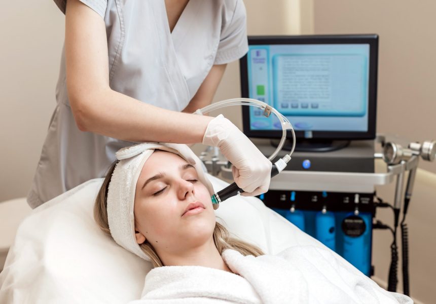soins-peau-du-visage-femme-recevant-traitement-peeling-hydro-microdermabrasion-facial