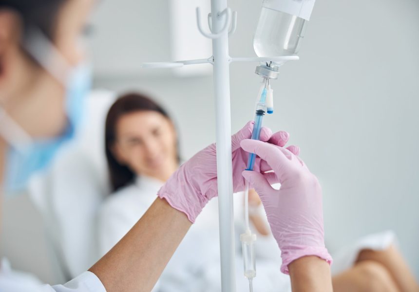 travailleur-sante-caucasien-experimente-preparant-patiente-aux-cheveux-noirs-pour-therapie-vitaminique-intraveineuse-min